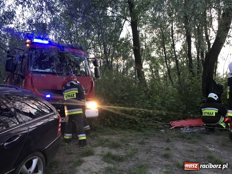 Zdjęcie w galerii na portalu naszraciborz.pl: Samochód stoczył się do stawu. Trudna akcja w Ligocie Tworkowskiej. Nie żyje wędkarz wiadomości z regionu