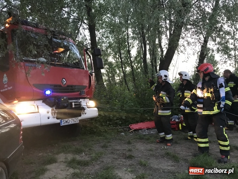 Zdjęcie w galerii na portalu naszraciborz.pl: Samochód stoczył się do stawu. Trudna akcja w Ligocie Tworkowskiej. Nie żyje wędkarz wiadomości z regionu