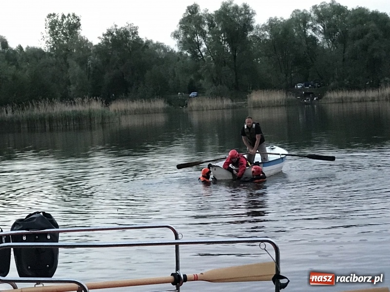 Zdjęcie w galerii na portalu naszraciborz.pl: Samochód stoczył się do stawu. Trudna akcja w Ligocie Tworkowskiej. Nie żyje wędkarz wiadomości z regionu