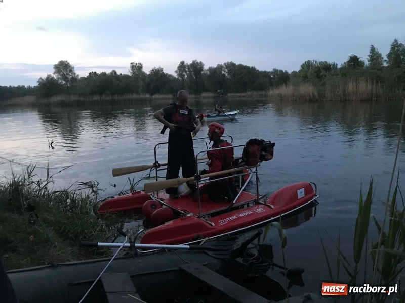 Zdjęcie w galerii na portalu naszraciborz.pl: Samochód stoczył się do stawu. Trudna akcja w Ligocie Tworkowskiej. Nie żyje wędkarz wiadomości z regionu