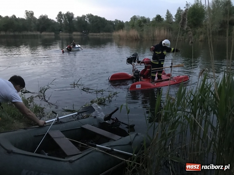 Zdjęcie w galerii na portalu naszraciborz.pl: Samochód stoczył się do stawu. Trudna akcja w Ligocie Tworkowskiej. Nie żyje wędkarz wiadomości z regionu
