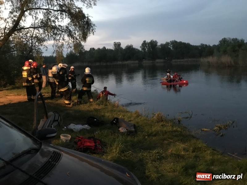 Zdjęcie w galerii na portalu naszraciborz.pl: Samochód stoczył się do stawu. Trudna akcja w Ligocie Tworkowskiej. Nie żyje wędkarz wiadomości z regionu