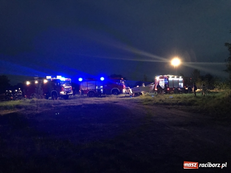 Zdjęcie w galerii na portalu naszraciborz.pl: Samochód stoczył się do stawu. Trudna akcja w Ligocie Tworkowskiej. Nie żyje wędkarz wiadomości z regionu