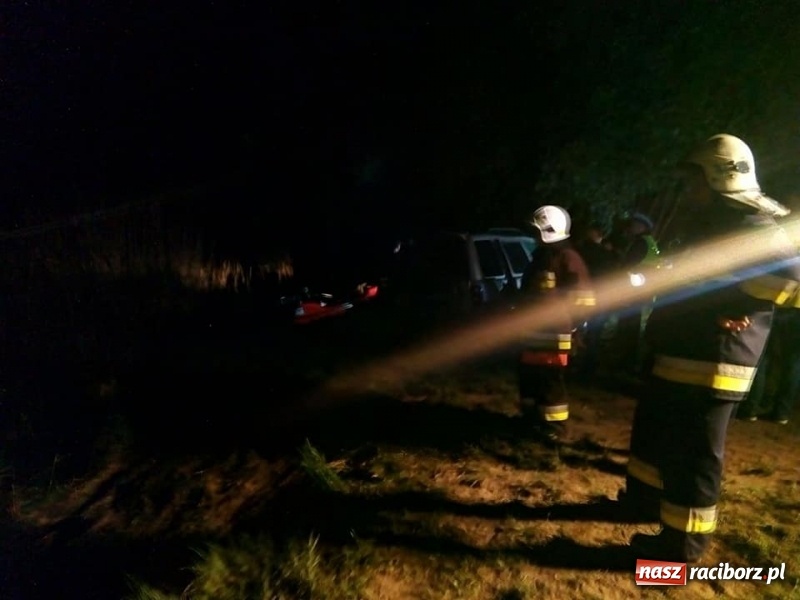 Zdjęcie w galerii na portalu naszraciborz.pl: Samochód stoczył się do stawu. Trudna akcja w Ligocie Tworkowskiej. Nie żyje wędkarz wiadomości z regionu