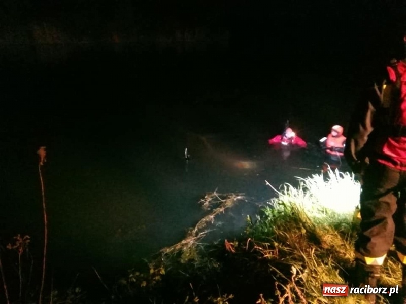 Zdjęcie w galerii na portalu naszraciborz.pl: Samochód stoczył się do stawu. Trudna akcja w Ligocie Tworkowskiej. Nie żyje wędkarz wiadomości z regionu