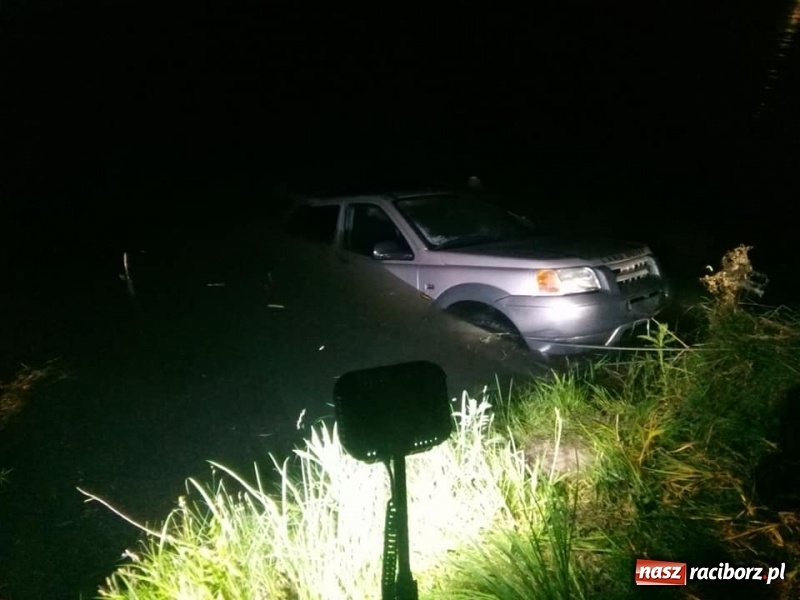 Zdjęcie w galerii na portalu naszraciborz.pl: Samochód stoczył się do stawu. Trudna akcja w Ligocie Tworkowskiej. Nie żyje wędkarz wiadomości z regionu