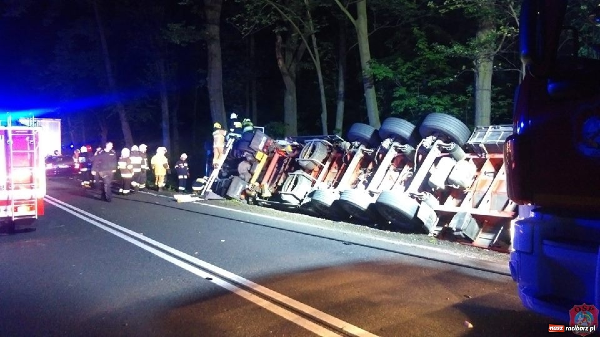 Zdjęcie w galerii na portalu naszraciborz.pl: Ciężarówka z naczepą wywróciła się na DK 45  wiadomości z regionu