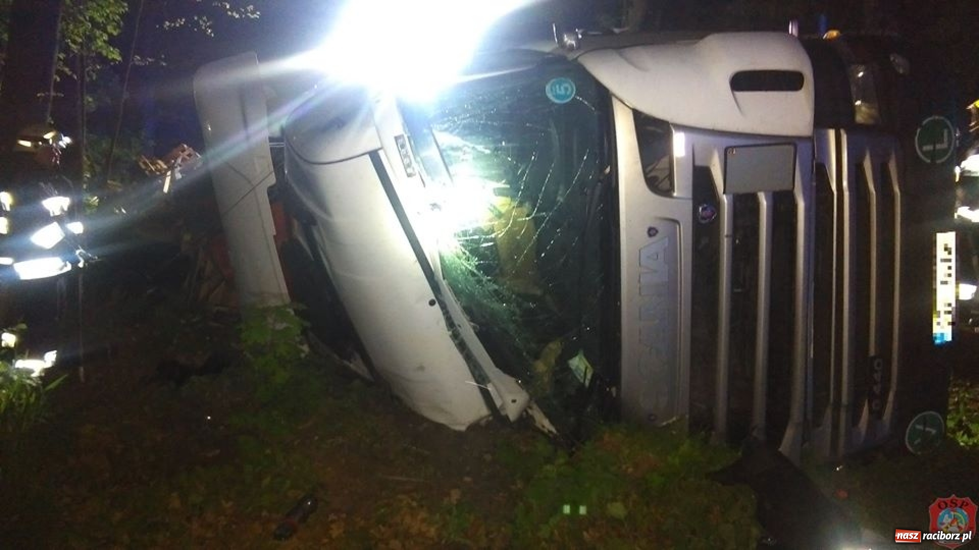 Zdjęcie w galerii na portalu naszraciborz.pl: Ciężarówka z naczepą wywróciła się na DK 45  wiadomości z regionu