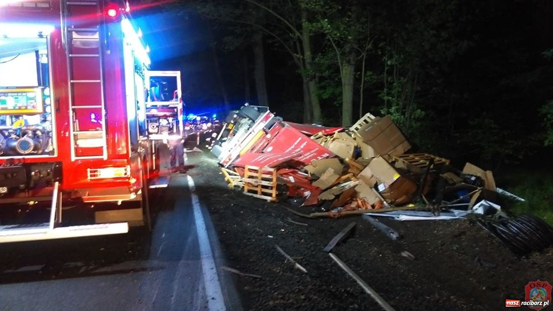 Zdjęcie w galerii na portalu naszraciborz.pl: Ciężarówka z naczepą wywróciła się na DK 45  wiadomości z regionu