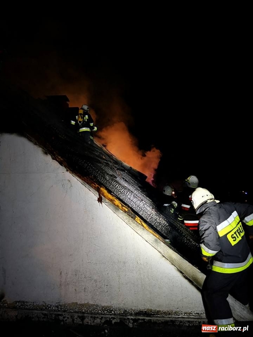 Zdjęcie w galerii na portalu naszraciborz.pl: Pożar domu w Rudach Paproci. Jeden ze strażaków został ranny wiadomości z regionu