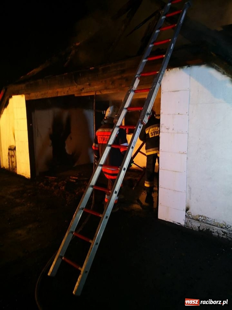 Zdjęcie w galerii na portalu naszraciborz.pl: Pożar domu w Rudach Paproci. Jeden ze strażaków został ranny wiadomości z regionu