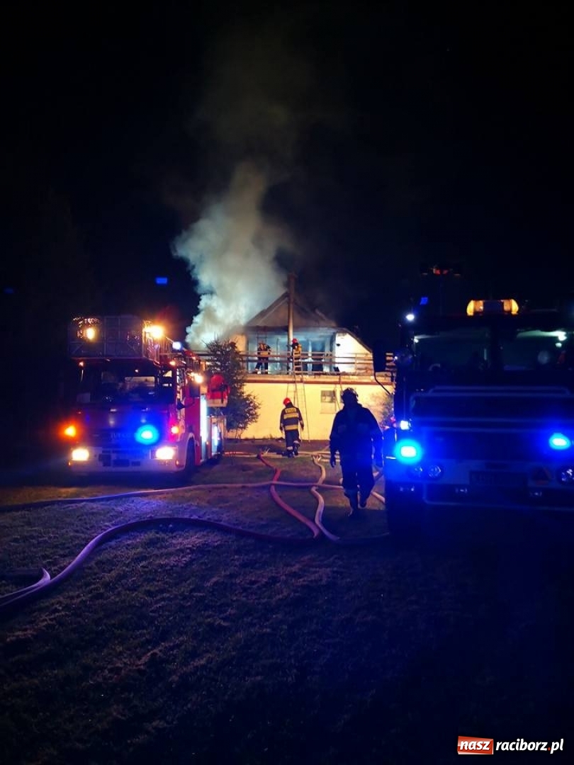 Zdjęcie w galerii na portalu naszraciborz.pl: Pożar domu w Rudach Paproci. Jeden ze strażaków został ranny wiadomości z regionu