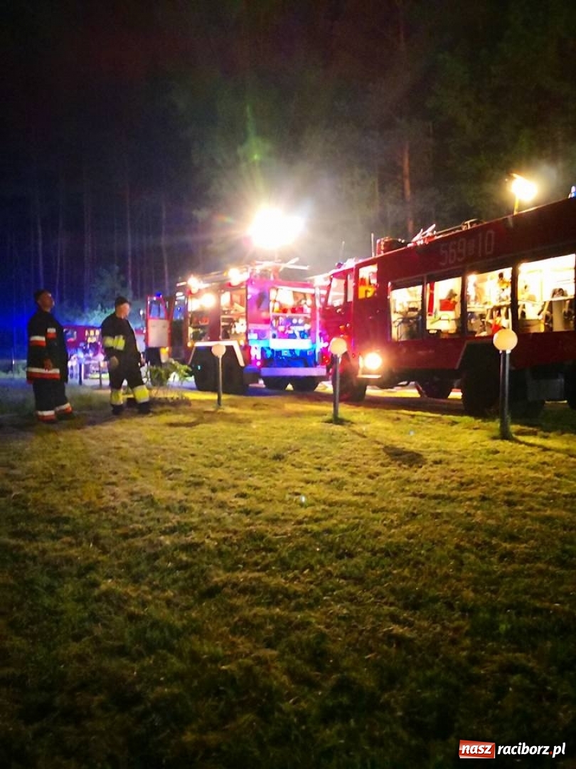 Zdjęcie w galerii na portalu naszraciborz.pl: Pożar domu w Rudach Paproci. Jeden ze strażaków został ranny wiadomości z regionu