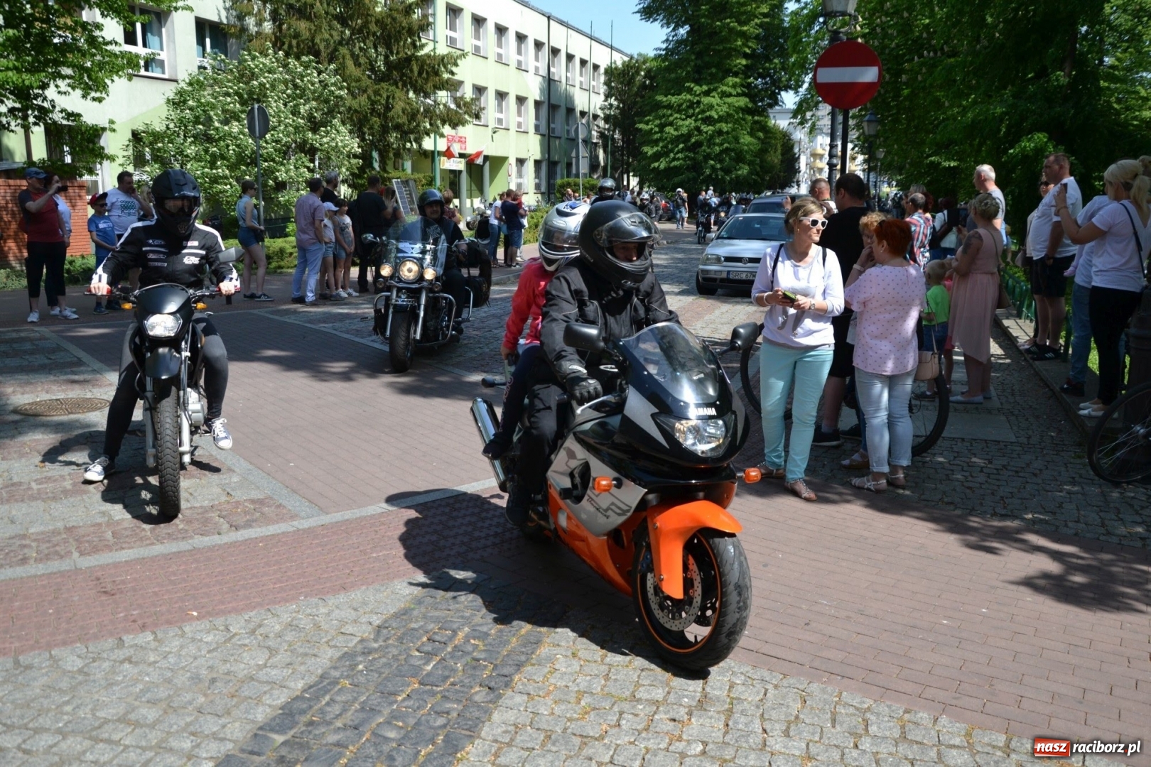 Zdjęcie w galerii na portalu naszraciborz.pl: Motocykliści opanowali raciborski zamek wiadomości z regionu