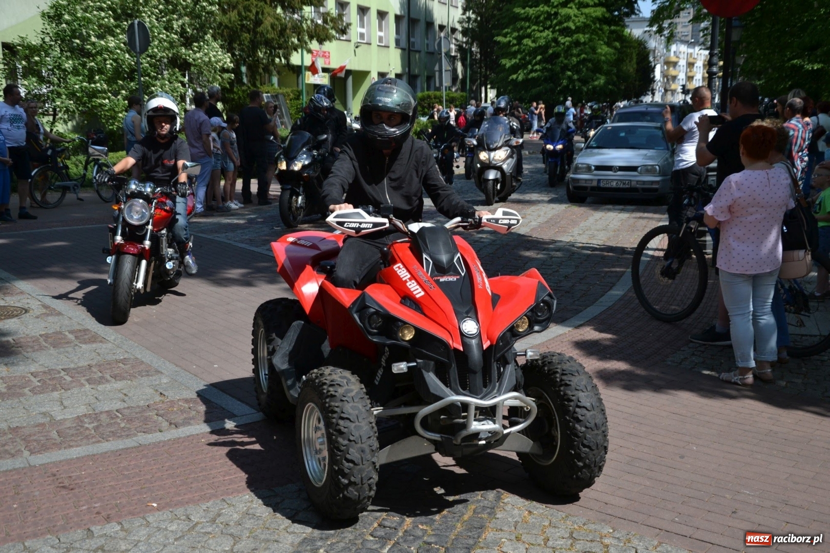 Zdjęcie w galerii na portalu naszraciborz.pl: Motocykliści opanowali raciborski zamek wiadomości z regionu