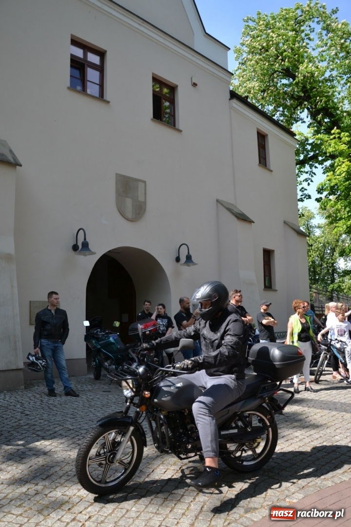 Zdjęcie w galerii na portalu naszraciborz.pl: Motocykliści opanowali raciborski zamek wiadomości z regionu