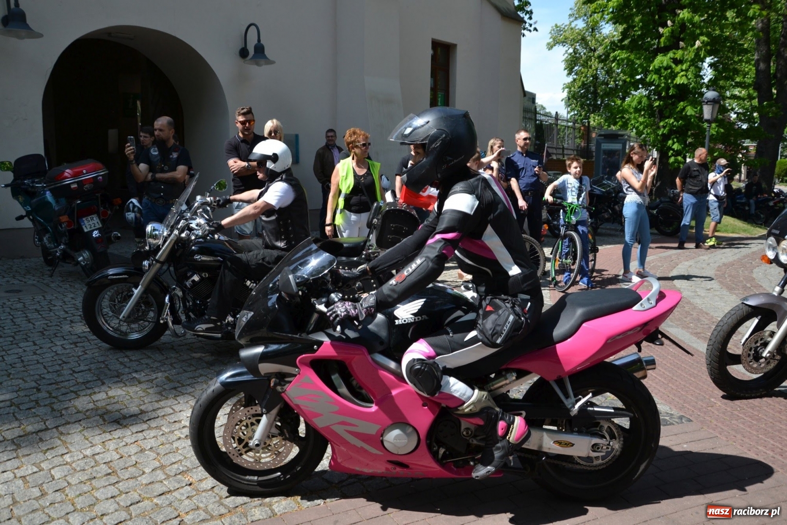 Zdjęcie w galerii na portalu naszraciborz.pl: Motocykliści opanowali raciborski zamek wiadomości z regionu