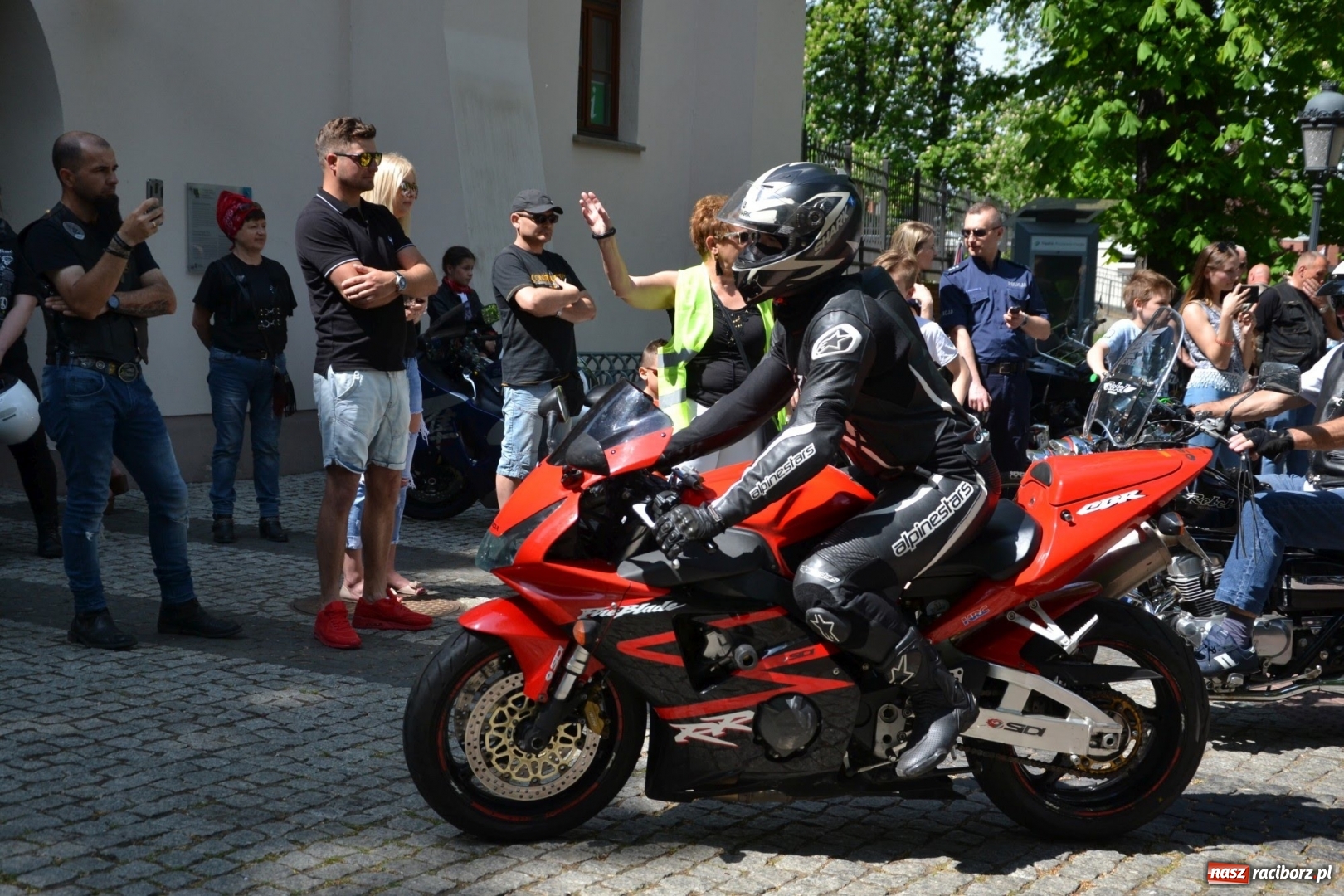Zdjęcie w galerii na portalu naszraciborz.pl: Motocykliści opanowali raciborski zamek wiadomości z regionu