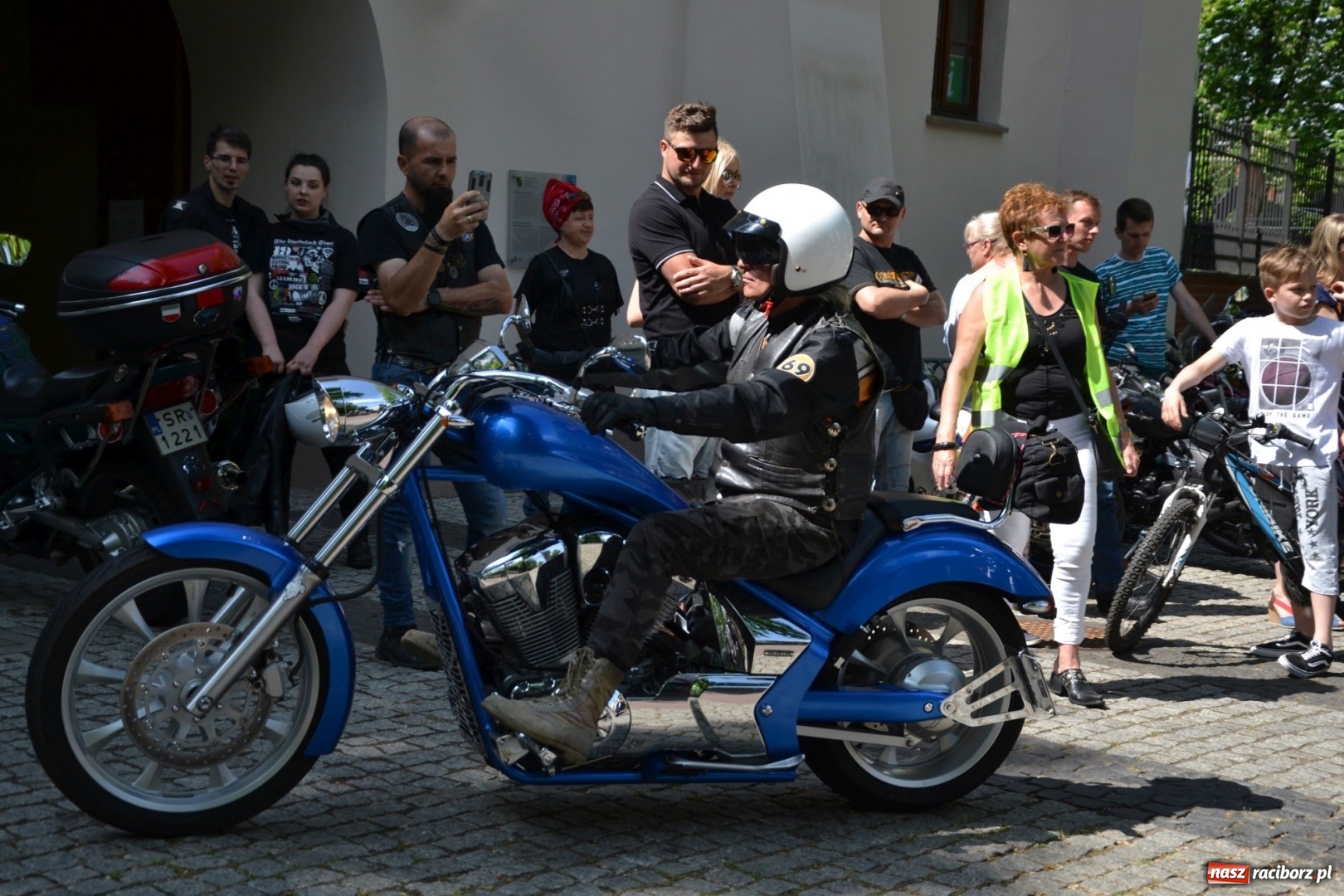 Zdjęcie w galerii na portalu naszraciborz.pl: Motocykliści opanowali raciborski zamek wiadomości z regionu