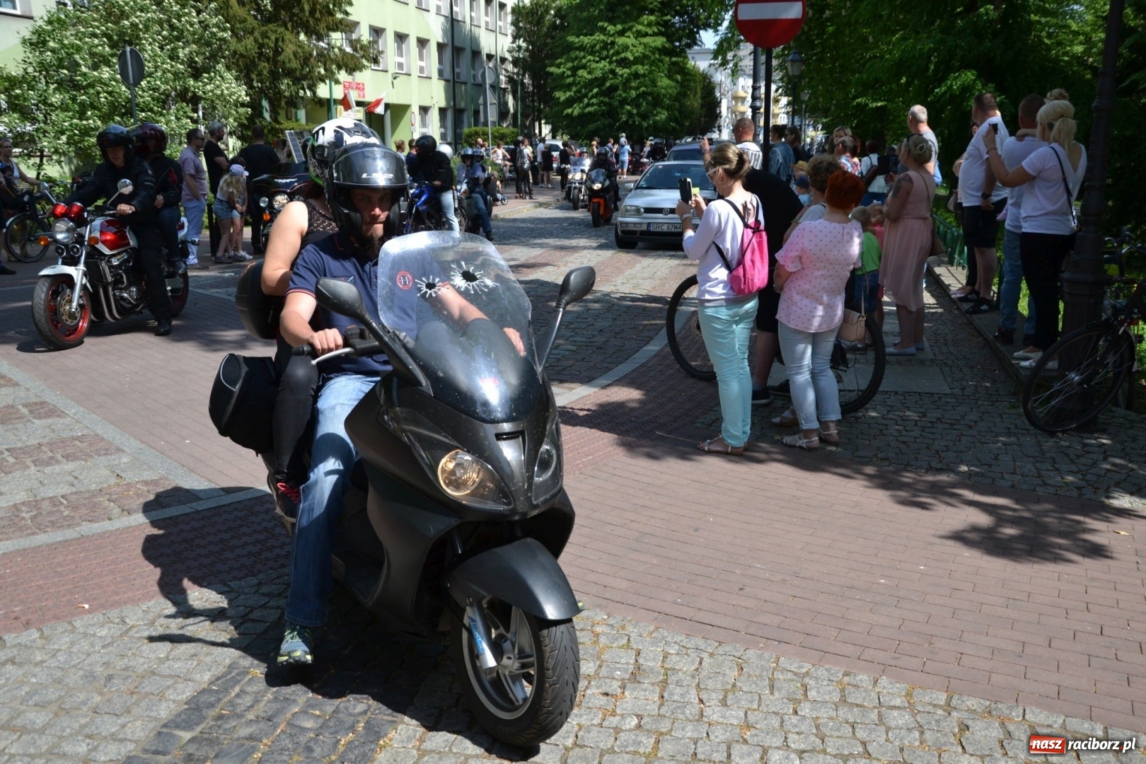 Zdjęcie w galerii na portalu naszraciborz.pl: Motocykliści opanowali raciborski zamek wiadomości z regionu