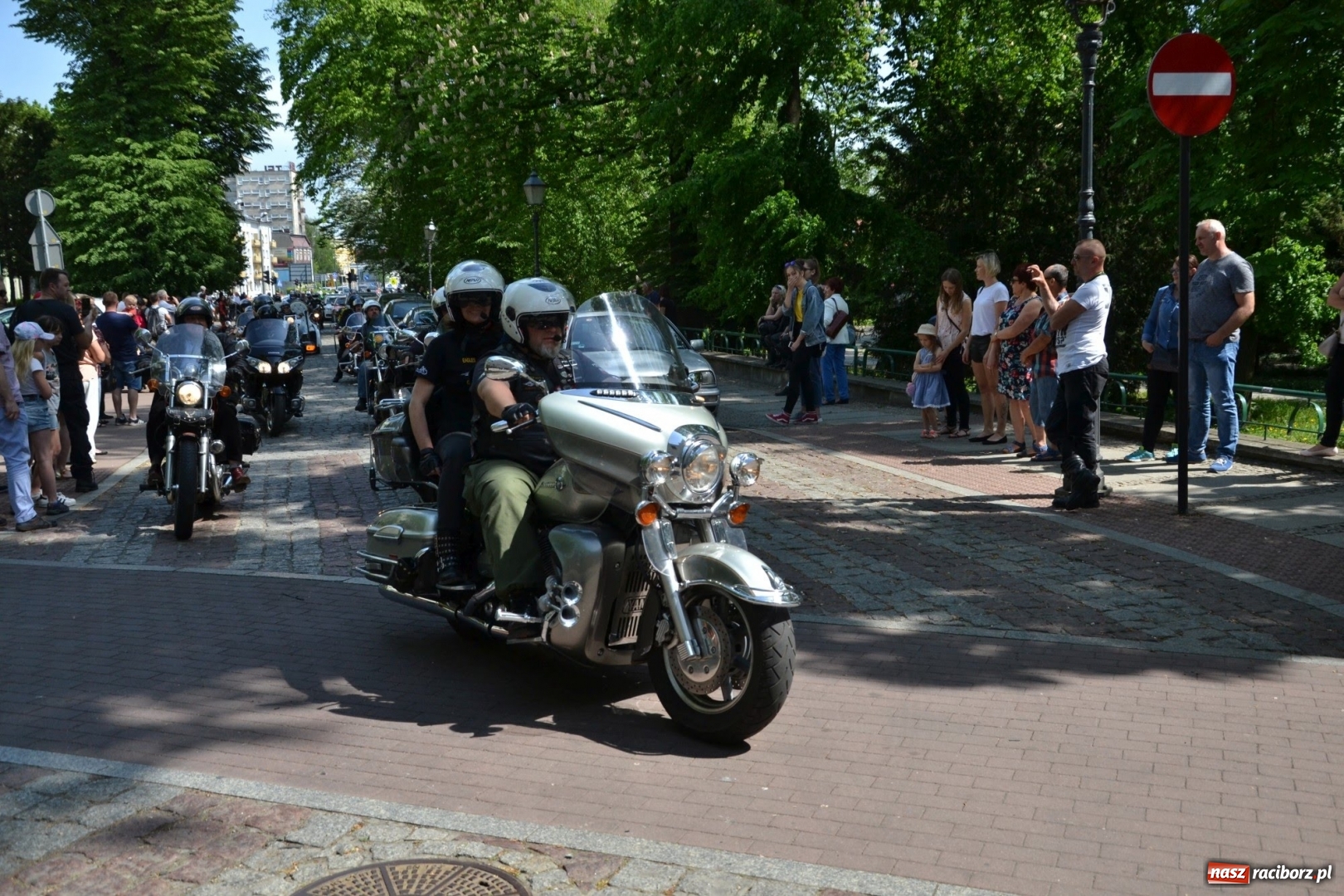 Zdjęcie w galerii na portalu naszraciborz.pl: Motocykliści opanowali raciborski zamek wiadomości z regionu