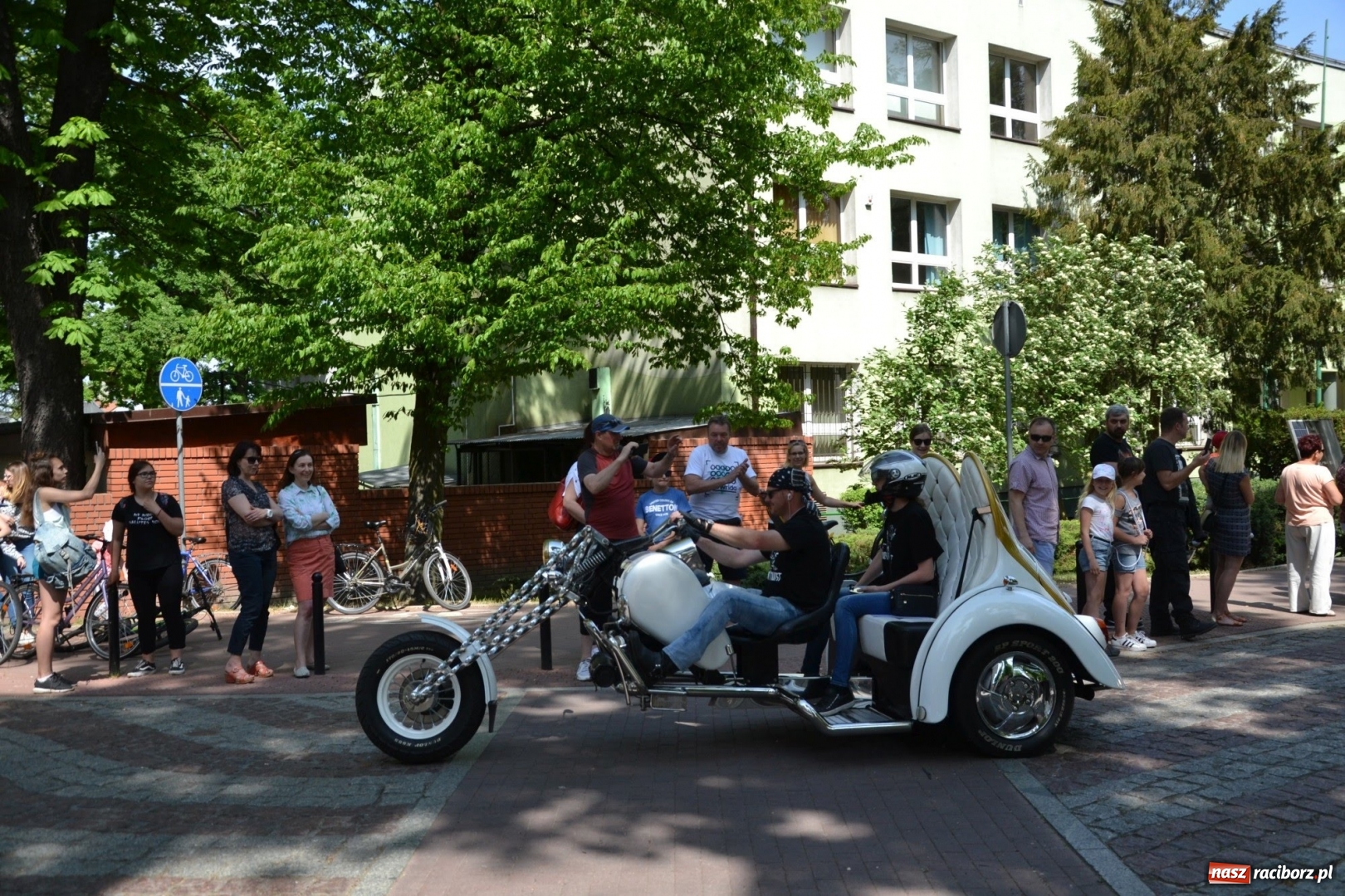 Zdjęcie w galerii na portalu naszraciborz.pl: Motocykliści opanowali raciborski zamek wiadomości z regionu