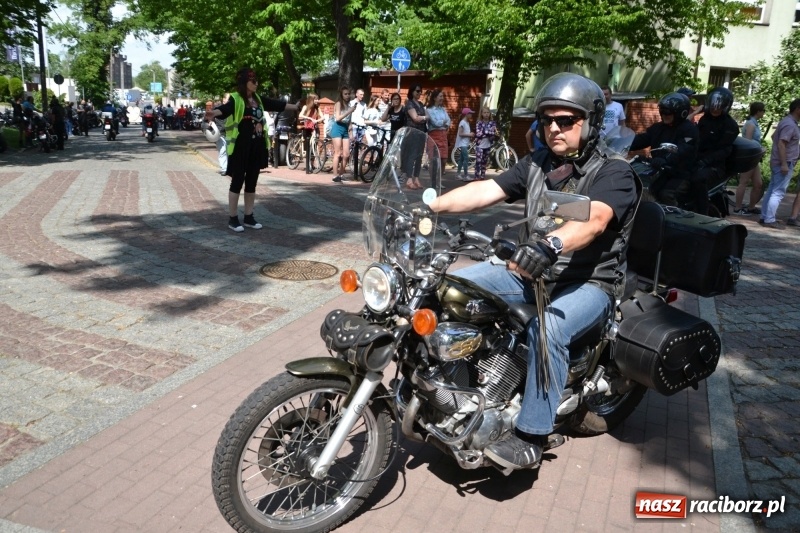 Zdjęcie w galerii na portalu naszraciborz.pl: Motocykliści opanowali raciborski zamek wiadomości z regionu