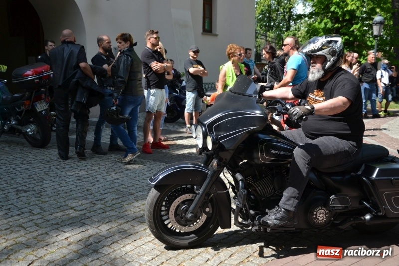 Zdjęcie w galerii na portalu naszraciborz.pl: Motocykliści opanowali raciborski zamek wiadomości z regionu