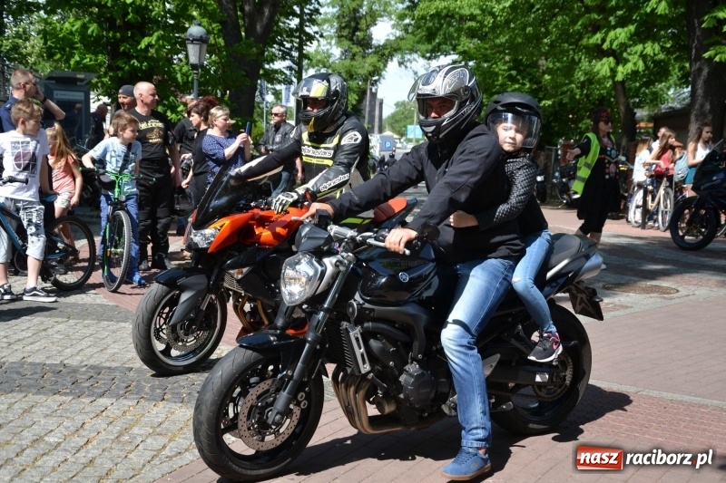 Zdjęcie w galerii na portalu naszraciborz.pl: Motocykliści opanowali raciborski zamek wiadomości z regionu