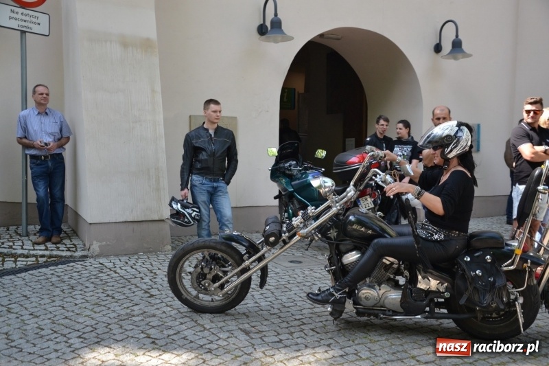 Zdjęcie w galerii na portalu naszraciborz.pl: Motocykliści opanowali raciborski zamek wiadomości z regionu