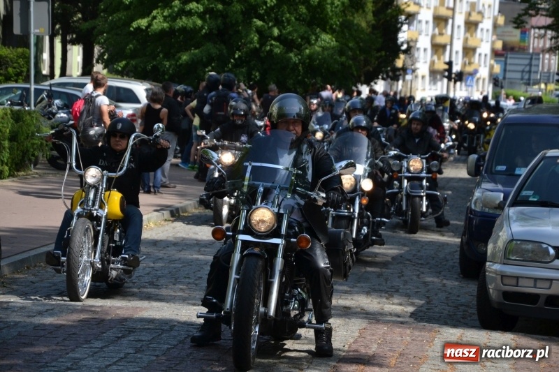 Zdjęcie w galerii na portalu naszraciborz.pl: Motocykliści opanowali raciborski zamek wiadomości z regionu