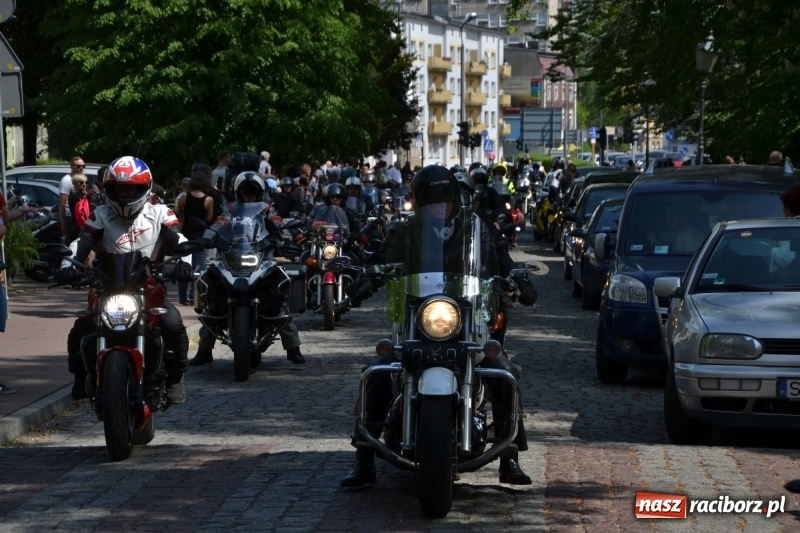 Zdjęcie w galerii na portalu naszraciborz.pl: Motocykliści opanowali raciborski zamek wiadomości z regionu