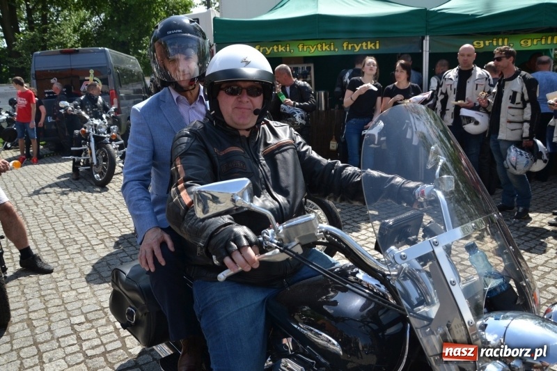 Zdjęcie w galerii na portalu naszraciborz.pl: Motocykliści opanowali raciborski zamek wiadomości z regionu