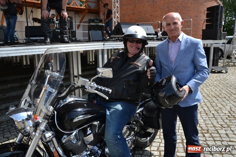 Zdjęcie w galerii na portalu naszraciborz.pl: Motocykliści opanowali raciborski zamek wiadomości z regionu