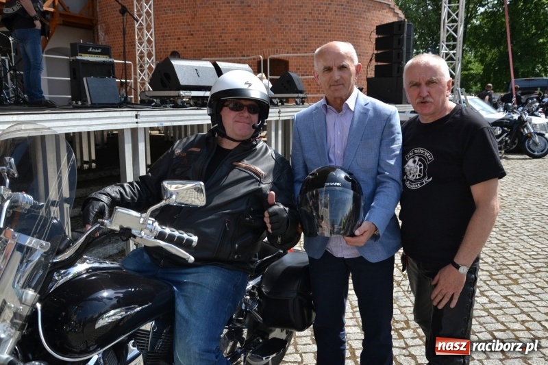 Zdjęcie w galerii na portalu naszraciborz.pl: Motocykliści opanowali raciborski zamek wiadomości z regionu