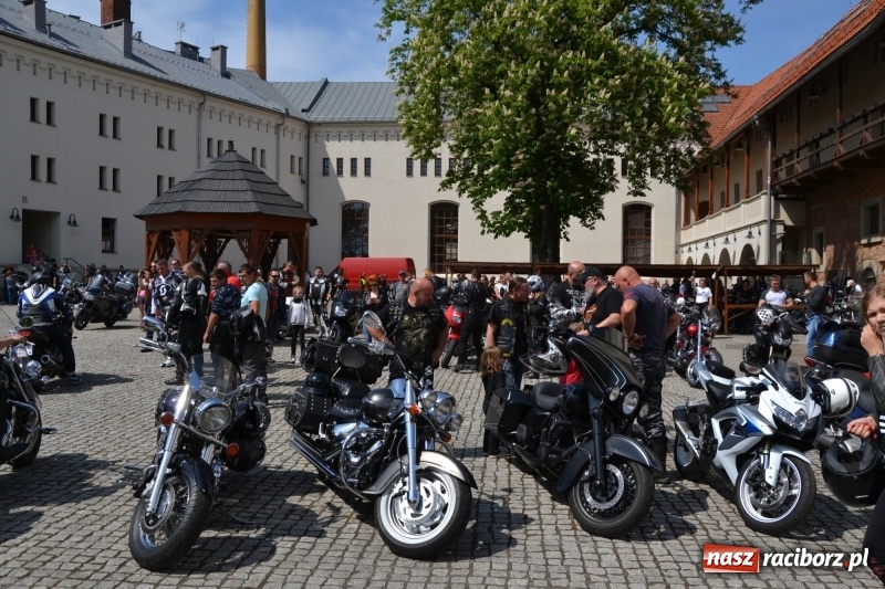 Zdjęcie w galerii na portalu naszraciborz.pl: Motocykliści opanowali raciborski zamek wiadomości z regionu