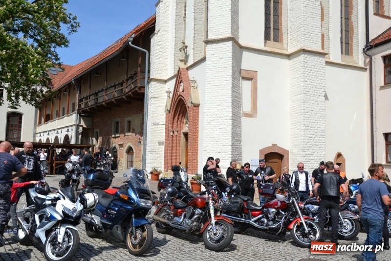 Zdjęcie w galerii na portalu naszraciborz.pl: Motocykliści opanowali raciborski zamek wiadomości z regionu