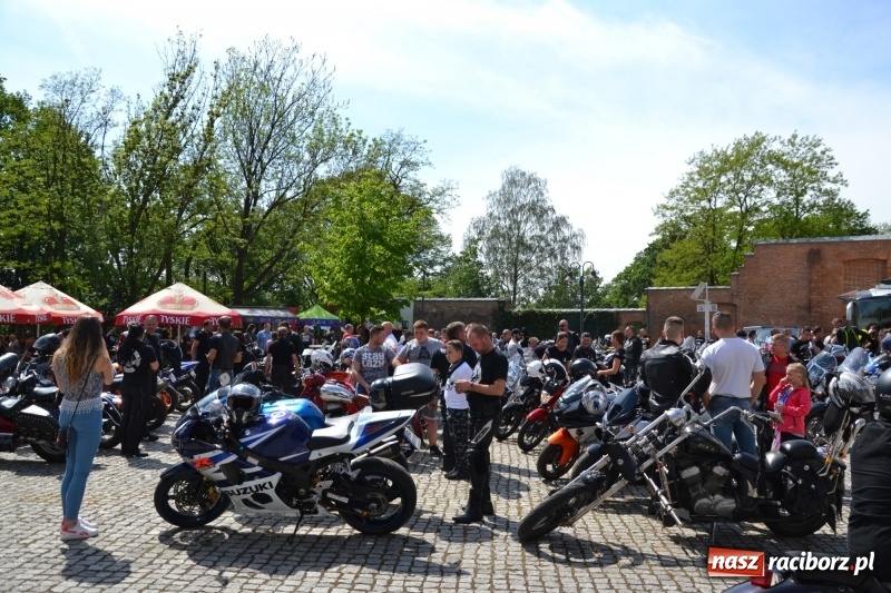 Zdjęcie w galerii na portalu naszraciborz.pl: Motocykliści opanowali raciborski zamek wiadomości z regionu
