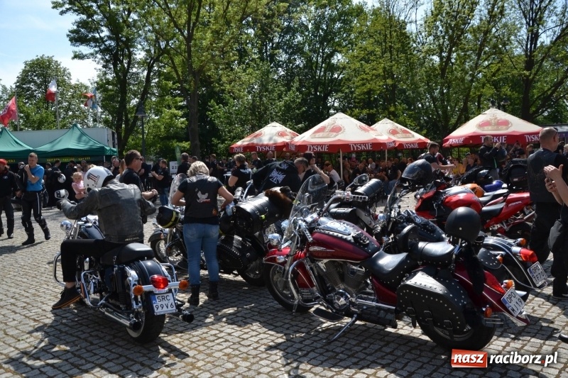 Zdjęcie w galerii na portalu naszraciborz.pl: Motocykliści opanowali raciborski zamek wiadomości z regionu