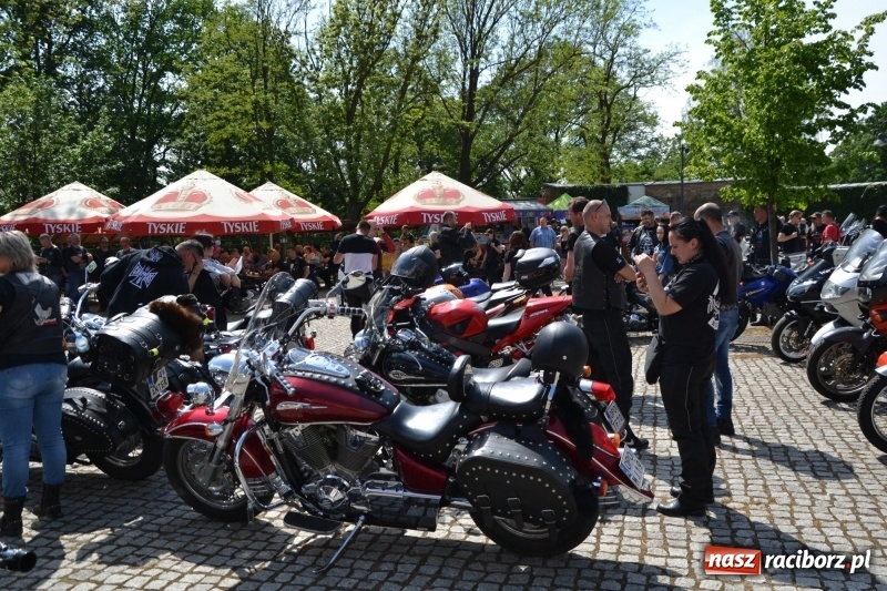 Zdjęcie w galerii na portalu naszraciborz.pl: Motocykliści opanowali raciborski zamek wiadomości z regionu