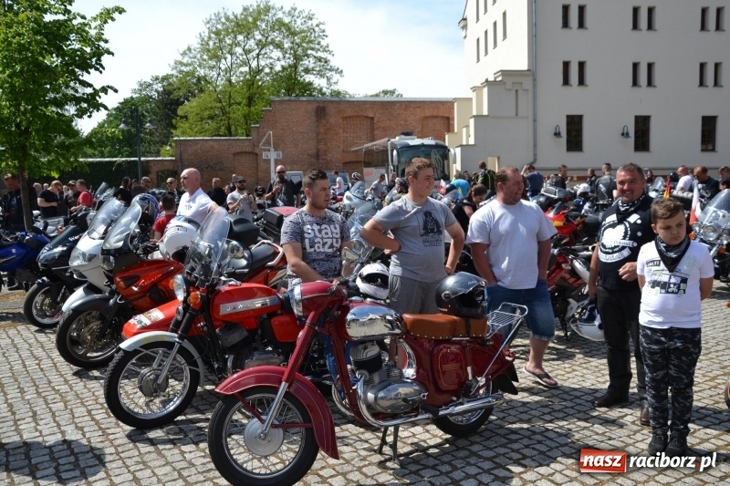 Zdjęcie w galerii na portalu naszraciborz.pl: Motocykliści opanowali raciborski zamek wiadomości z regionu