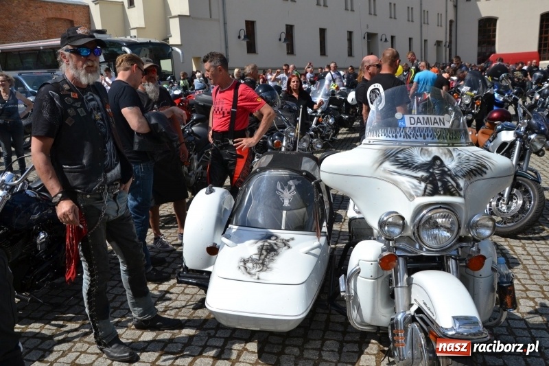 Zdjęcie w galerii na portalu naszraciborz.pl: Motocykliści opanowali raciborski zamek wiadomości z regionu