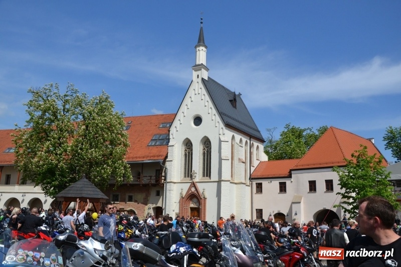 Zdjęcie w galerii na portalu naszraciborz.pl: Motocykliści opanowali raciborski zamek wiadomości z regionu