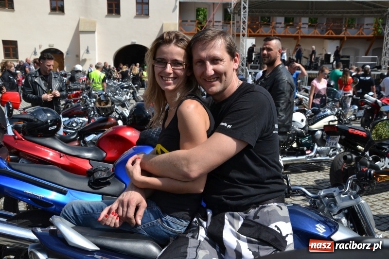 Zdjęcie w galerii na portalu naszraciborz.pl: Motocykliści opanowali raciborski zamek wiadomości z regionu