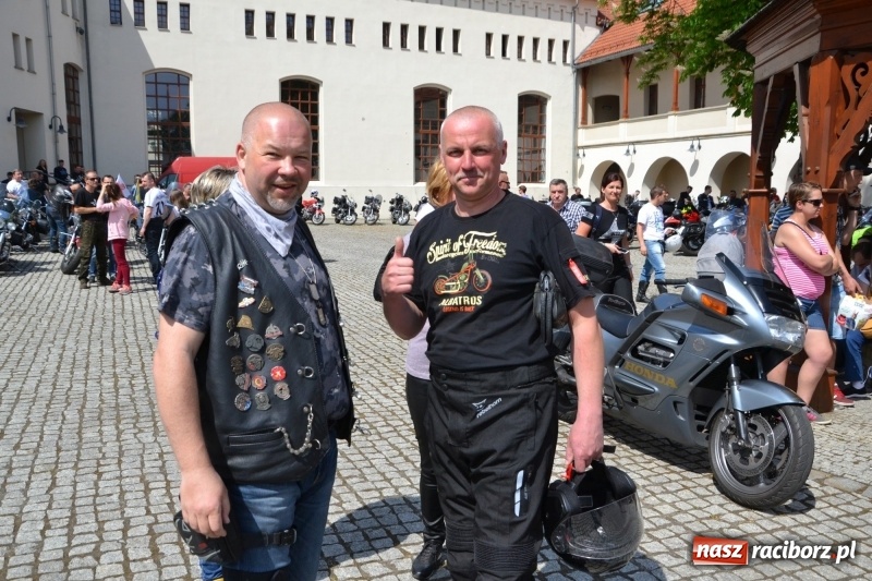 Zdjęcie w galerii na portalu naszraciborz.pl: Motocykliści opanowali raciborski zamek wiadomości z regionu