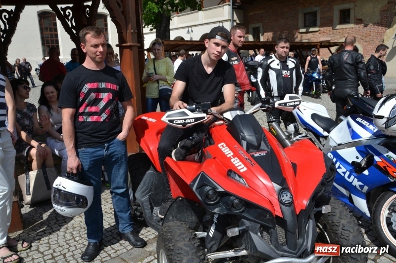 Zdjęcie w galerii na portalu naszraciborz.pl: Motocykliści opanowali raciborski zamek wiadomości z regionu