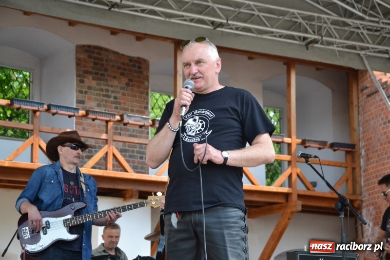 Zdjęcie w galerii na portalu naszraciborz.pl: Motocykliści opanowali raciborski zamek wiadomości z regionu