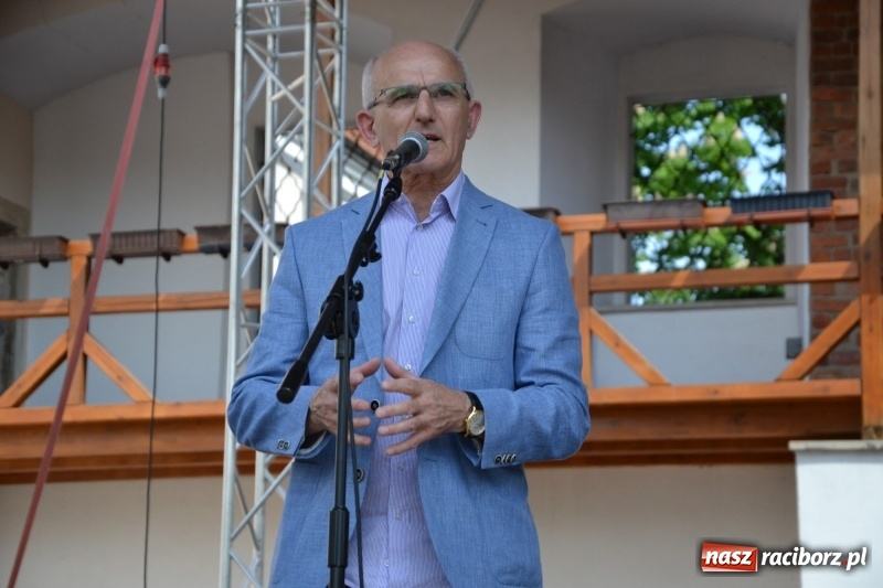 Zdjęcie w galerii na portalu naszraciborz.pl: Motocykliści opanowali raciborski zamek wiadomości z regionu