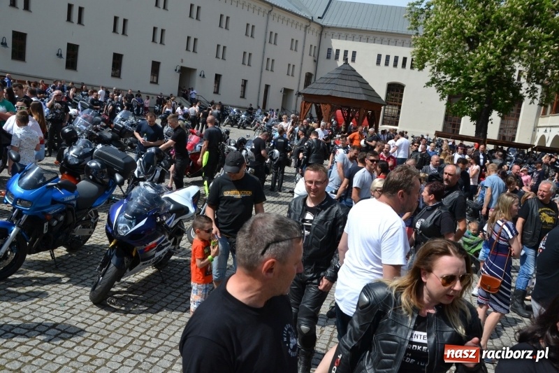 Zdjęcie w galerii na portalu naszraciborz.pl: Motocykliści opanowali raciborski zamek wiadomości z regionu