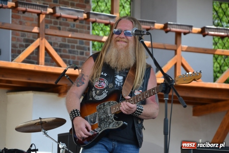 Zdjęcie w galerii na portalu naszraciborz.pl: Motocykliści opanowali raciborski zamek wiadomości z regionu